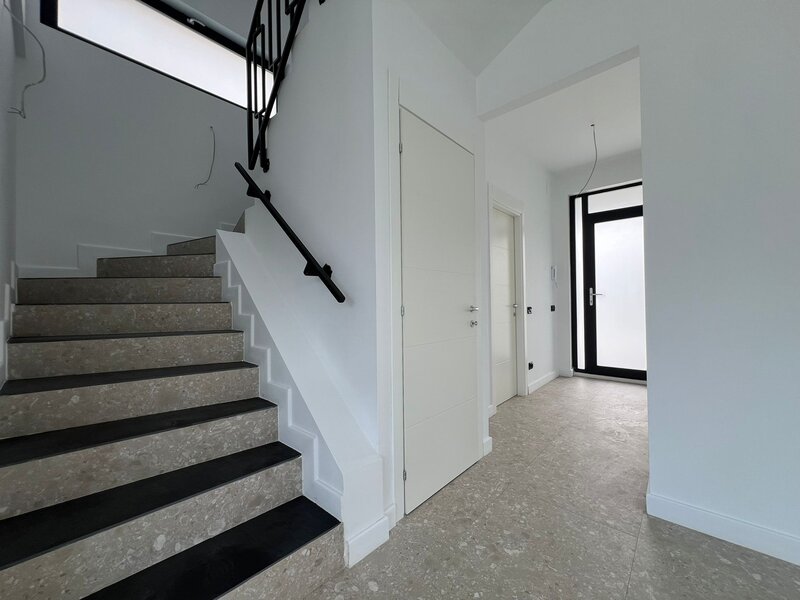 Tunari, 4 camere 300 mp teren la cheie, centrala proprie,